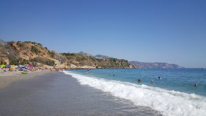 Den största stranden i Nerja, Burriana beach, i oktober!