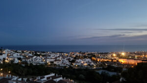 Utsikt i solnedgången från utsiktstornet över vår härliga urbanisation, Nerja och havet!